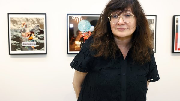 Isabel Coixet junto a algunos de sus collages