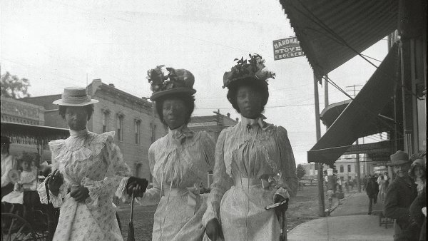 Tres mujeres vestidas de domingo, Marshall, Texas, 19 de junio de 1900