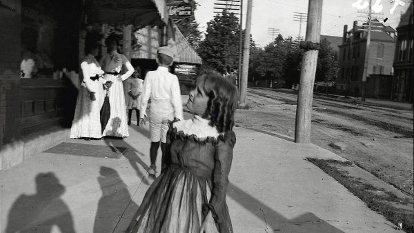 Niña en una calle, San Luis, Misuri, 1900