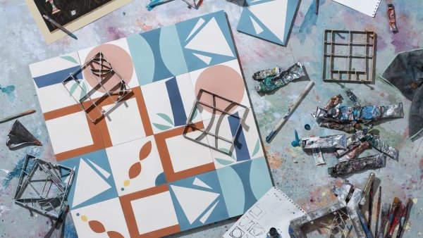 Conjunto de bandejas hidráulicas inspirado en Naturaleza muerta con dado (1923), de Paul Klee