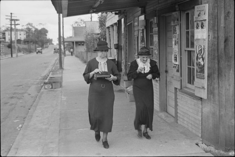 Ben Shahn
Dos mujeres caminando por la calle, 1935
Library of Congress, Prints & Photographs Division, Farm Security Administration / Office of War Information. Washington, D. C.
