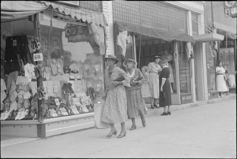 Ben Shahn
Sábado por la tarde en la calle principal, 1938
Library of Congress, Prints & Photographs Division, Farm Security Administration / Office of War Information. Washington, D.C.