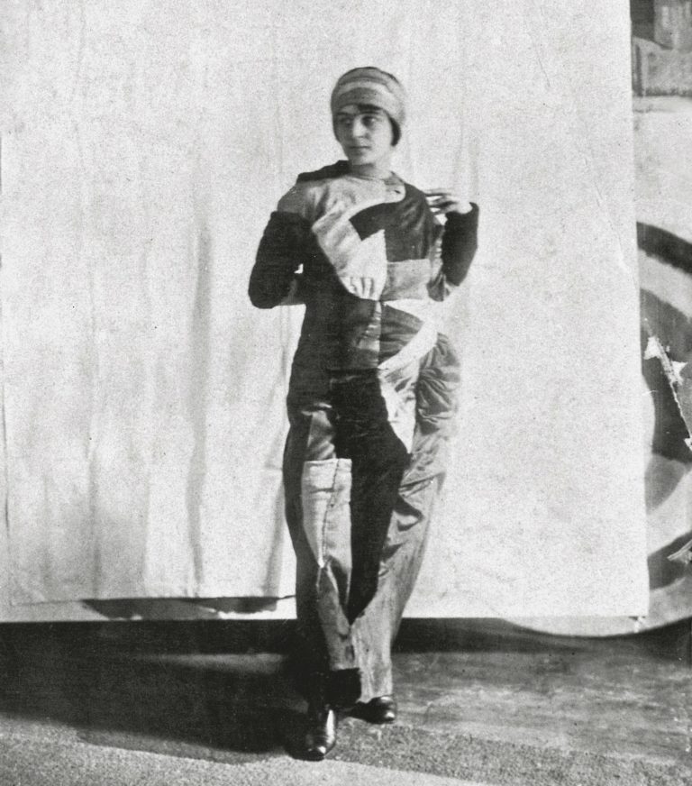 photo de Sonia Delaunay portant la robe simultanée 1913. Au fond derrière le rideau on apercoit le Disque de Robert Delaunay.