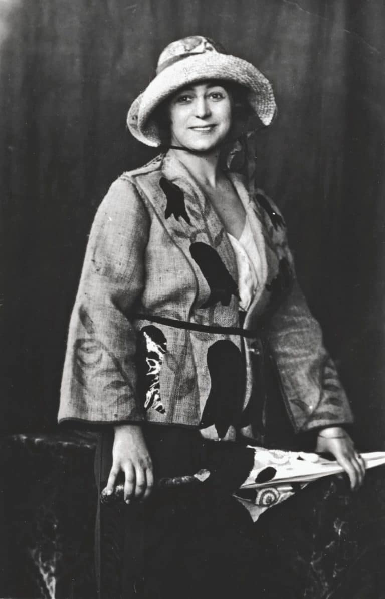 photo de Sonia Delaunay, avec ombrelle en raphia et toile cirée de sa création.
Madrid, 1918.

1988, 18 mars 29 mai, Nederlands Teltilmuseum, Tilburg, p. 43.